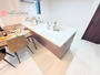 できたての自慢の料理をカウンターに置いて、子どもに「運んでね」と声をかける。毎日の家族の幸せなやりとり。自然とコミュニケーションが生まれる対面キッチン。 | プレシア『ふじみ野市駒林元町2期』の家 全6邸 2号棟(ふじみ野市 新築一戸建て)