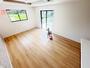 リビングルームのドアを開くと、窓から飛び込むのは緑と光のコントラスト。まるで映画のワンシーンが今ここに。時を忘れ家族と会話を楽しんでいるシチュエーション。 | 川越市新宿町8期の家 全2邸 2号棟(川越市 新築一戸建て)
