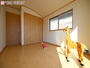 「一日」を始める部屋だから快適さにこだわりたい。温かい光に包まれたスッキリと片付いた居室は居心地がよい。 | 川越市笠幡第46の家(川越市 新築一戸建て)