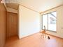 「一日」を始める部屋だから快適さにこだわりたい。温かい光に包まれたスッキリと片付いた居室は居心地がよい。 | 富士見市鶴瀬東の家(富士見市 新築一戸建て)