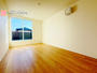 「一日」を始める部屋だから快適さにこだわりたい。温かい光に包まれたスッキリと片付いた居室は居心地がよい。 | 蓮田市蓮田の家 全2邸 2号棟(蓮田市 新築一戸建て)