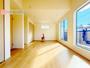 「一日」を始める部屋だから快適さにこだわりたい。温かい光に包まれたスッキリと片付いた居室は居心地がよい。 | 川越市寺尾5期の家(川越市 新築一戸建て)