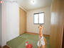 一部屋あるだけで奥ゆきのある家に。い草の香りが落ち着く和室は、客間・子どものお昼寝スペースと多彩に活躍! | 川越市的場38期の家 全10邸 4号棟(川越市 新築一戸建て)
