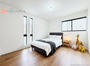「一日」を始める部屋だから快適さにこだわりたい。温かい光に包まれたスッキリと片付いた居室は居心地がよい。 | 三芳町北永井8期の家(入間郡 三芳町 新築一戸建て)