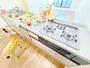 家族で並んでクッキング。皆でわいわい楽しく作るお料理は愛情たっぷりのごちそうに。キッチンで過ごす家族時間は大人になっても心に残る素敵なオンリーワン。 | 志木市本町13期の家 全2邸 1号棟(志木市 新築一戸建て)
