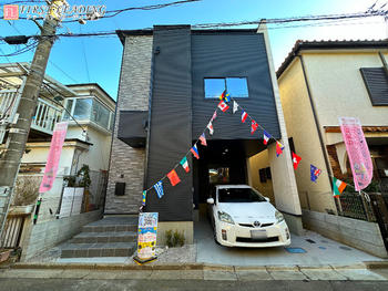 外観 : 窓から取りこまれた柔らかな光が交錯する住宅　この場所で紡がれる未来はきっとステキなものに | 志木市本町13期の家　全2邸　2号棟(志木市&nbsp;新築一戸建て)