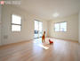 窓を開けるとスッーとそよぐ風を感じるリビング。だんらんという場所はここから始まり、暮らし継がれる。家族の笑顔が集う素敵な場所だから、こだわりの思いがたくさん詰まっている。 | 川越市大塚第7 全3邸 1号棟(川越市 新築一戸建て)