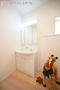 スッキリと片付いたパウダールームで顔を洗うことから一日が始まる。鏡にうつる顔はまだ寝ぼけまなこ。さっぱりしたら自慢のスマイルをひとつ。 | 川越市大塚第7 全3邸 3号棟(川越市 新築一戸建て)
