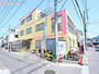 三丁目すまいる保育園 3歳未満児専門の認可保育園。地域の公園や屋上園庭を活用して外遊びをしています!年に1日、保護者の方が自分の子どものクラスの保育に参加する日があるそうです! | ふじみ野市上福岡第2の家 全2邸 B号棟(ふじみ野市 新築一戸建て)