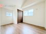 「一日」を始める部屋だから快適さにこだわりたい。温かい光に包まれたスッキリと片付いた居室は居心地がよい。&nbsp;|&nbsp;川越市南田島の家(川越市&nbsp;新築一戸建て)